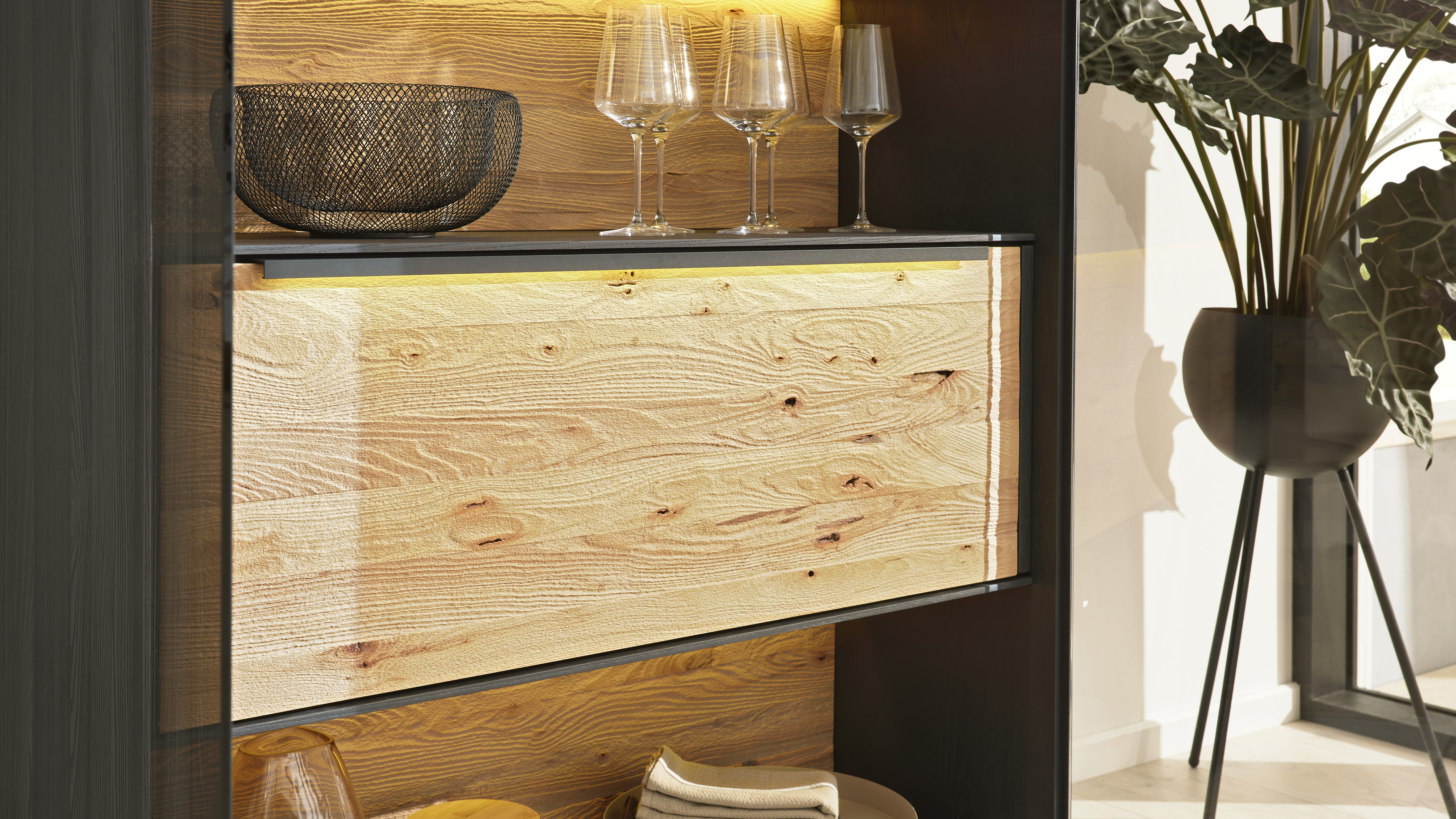 SONDEREDITION 3.25  Highboard mit Vitrine Riffbuche Massiv, Kernesche Anthrazit 5590 - 7101