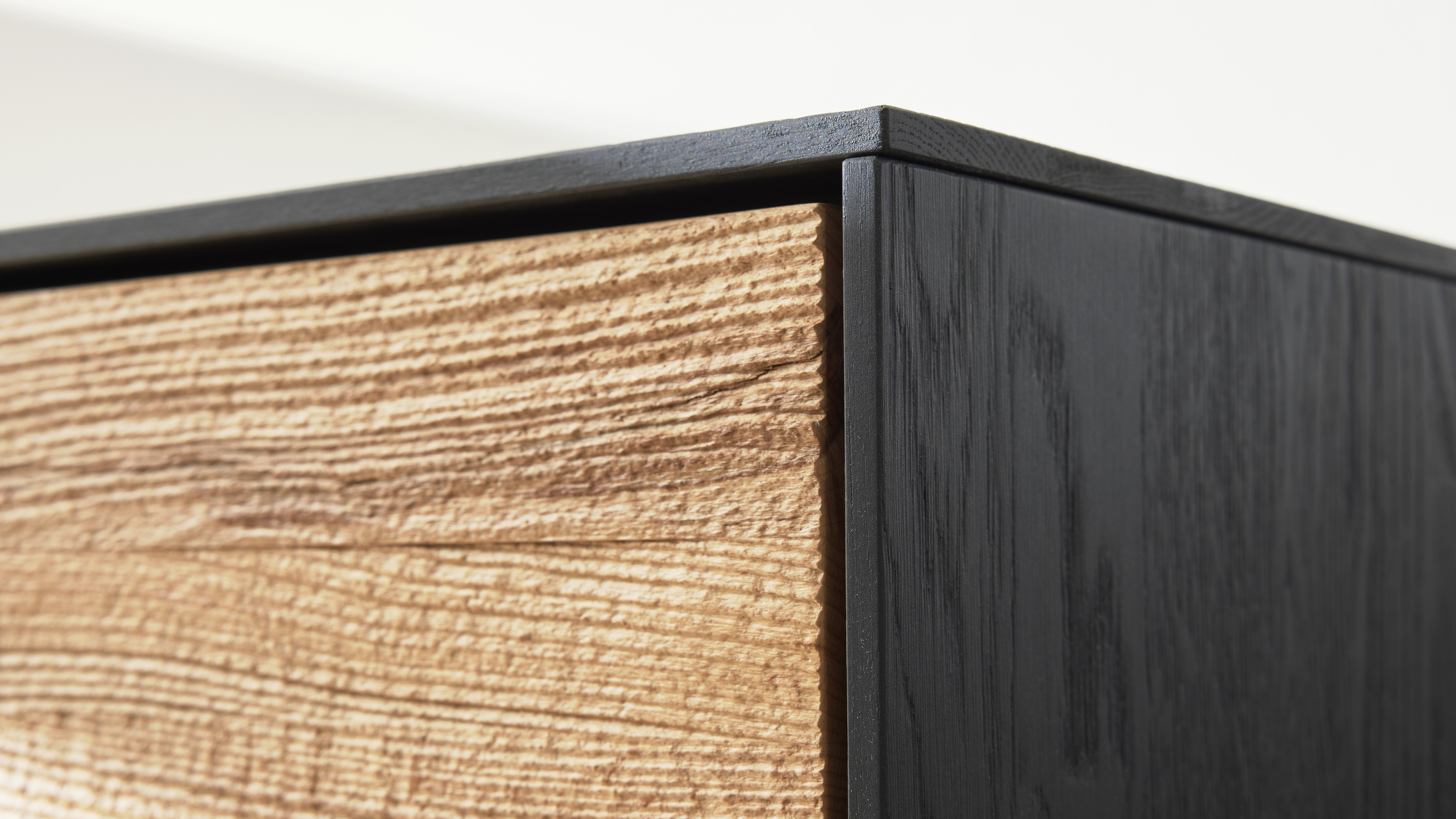 SONDEREDITION 3.25 Highboard mit Vitrine Riffbuche Massiv, Kernesche Anthrazit 5590 - 6161 SONDEREDITION 3.25 Highboard mit Vitrine Riffbuche Massiv, Kernesche Anthrazit 5590 - 6161