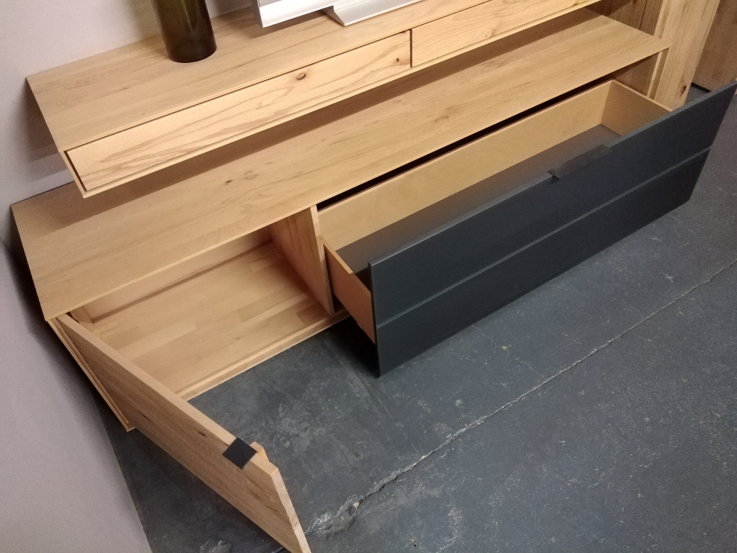 TALIS Lowboard Riffbuche / Kernbuche Massiv Mattglas Anthrazit Unterteil 5511 - 2207 TALIS Lowboard Riffbuche / Kernbuche Massiv Mattglas Anthrazit Unterteil 5511 - 2207