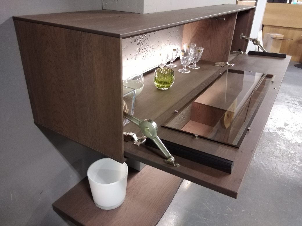 Brik Hängeelement Vitrine rechts  1152  Kerneiche Tabak / Betonoptik Neu    