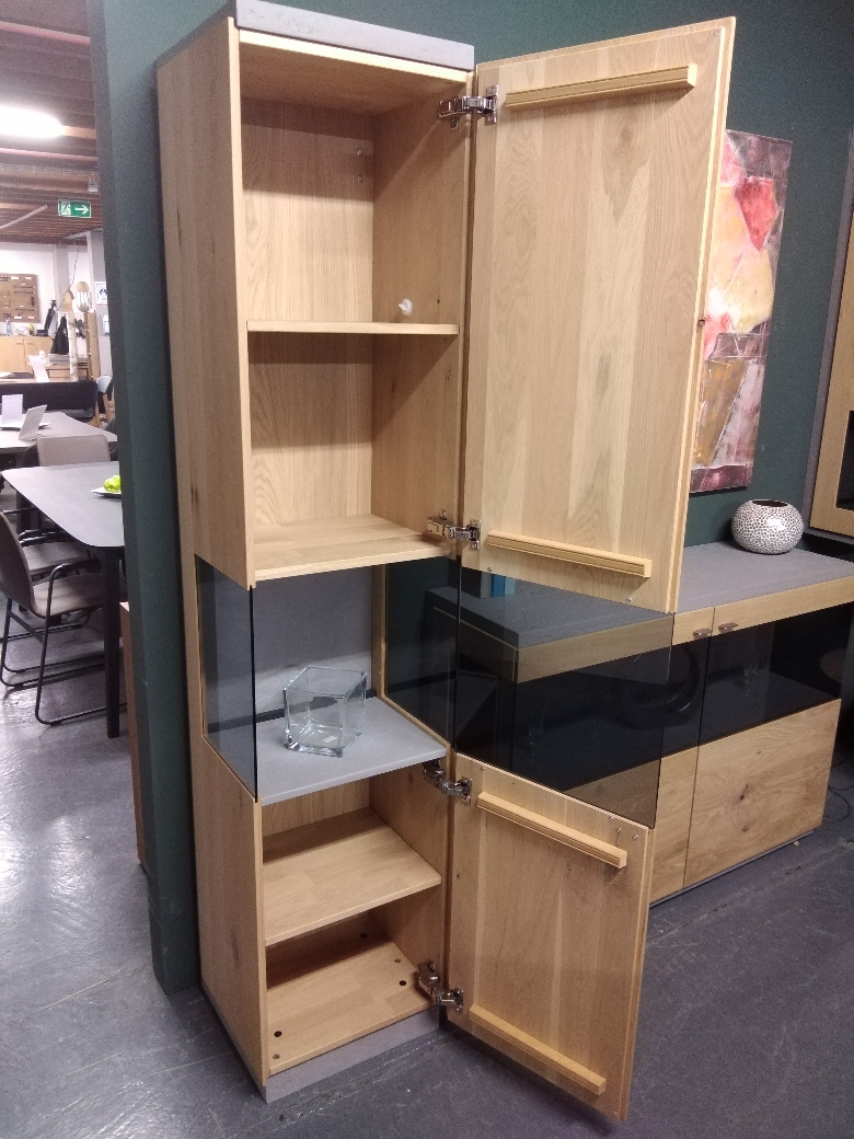 Sonderedition 3001 0042 re. Standelement mit Vitrine Kerneiche Natur / Betonoptik Sonderedition 3001 0042 re. Standelement mit Vitrine Kerneiche Natur / Betonoptik