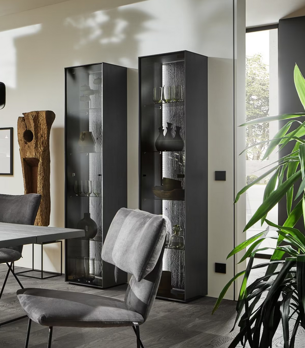 SONDEREDITION 2025 - Standvitrine, Kernesche anthrazit gebeizt, 9632 - 0041 LI