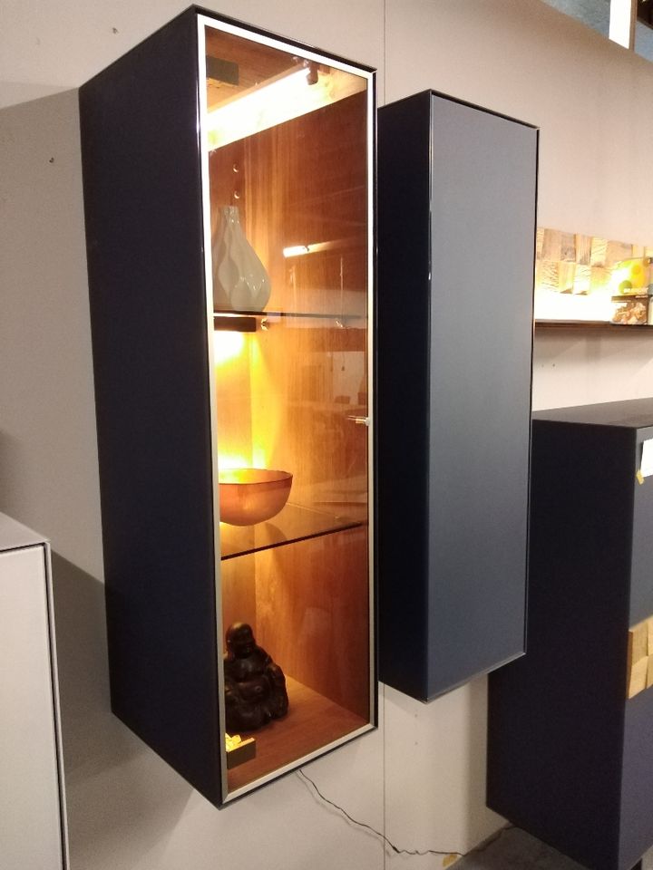 LIV Hängeelement 6033B Vitrine Mattglas Blau / Kerneiche Umato Anschlag li./re. Neu 