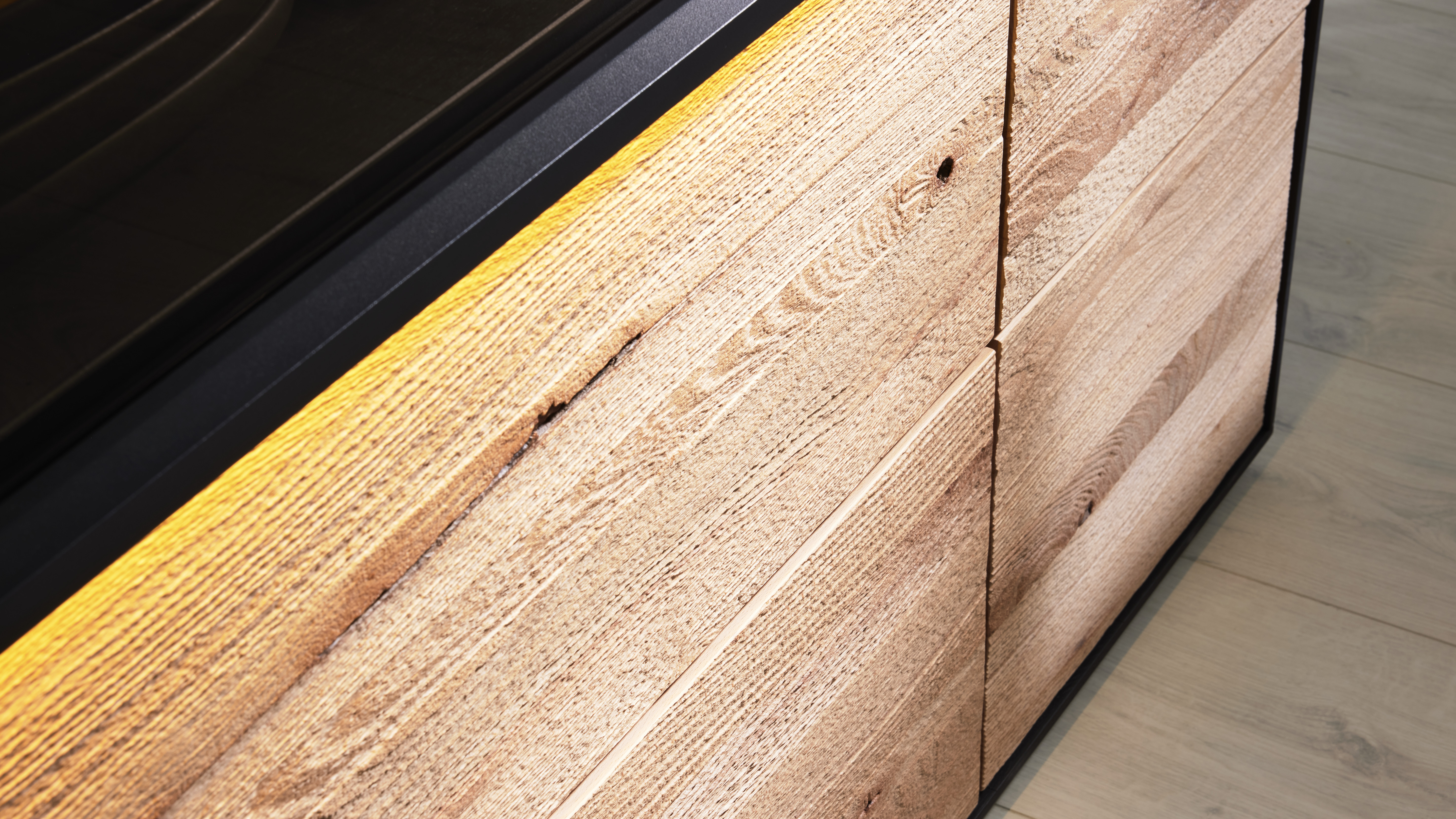 SONDEREDITION 3.25 Highboard mit Vitrine Riffbuche Massiv, Kernesche Anthrazit 5590 - 6161 SONDEREDITION 3.25 Highboard mit Vitrine Riffbuche Massiv, Kernesche Anthrazit 5590 - 6161