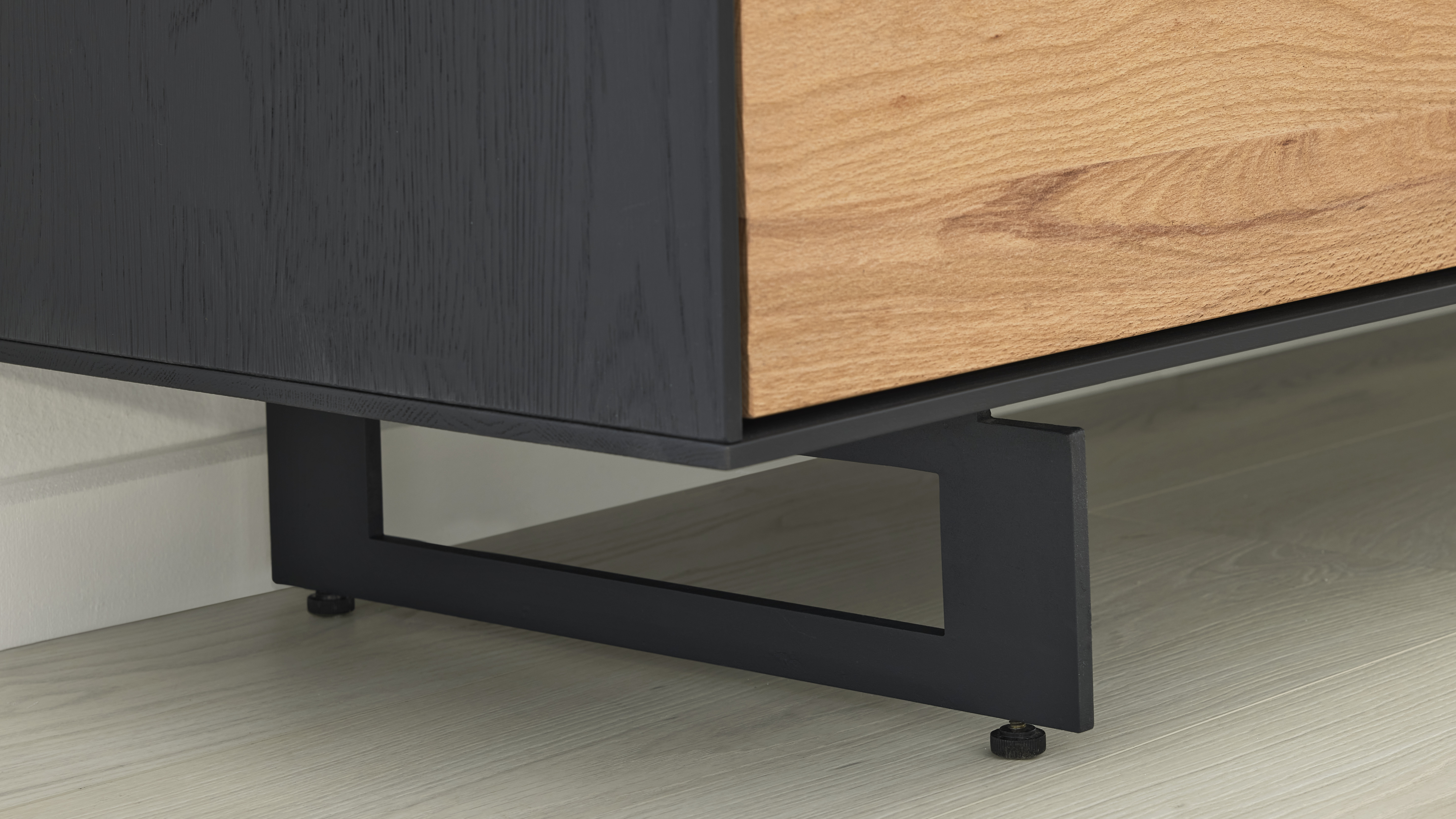 SONDEREDITION 3.25 Highboard mit Vitrine Riffbuche Massiv, Kernesche Anthrazit 5590 - 6161 SONDEREDITION 3.25 Highboard mit Vitrine Riffbuche Massiv, Kernesche Anthrazit 5590 - 6161